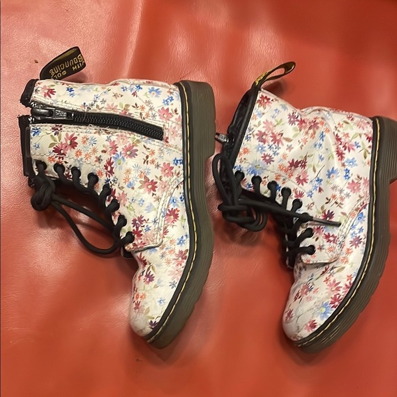 Girls Dr.Martens Delaney boots. - Picture 3 of 7